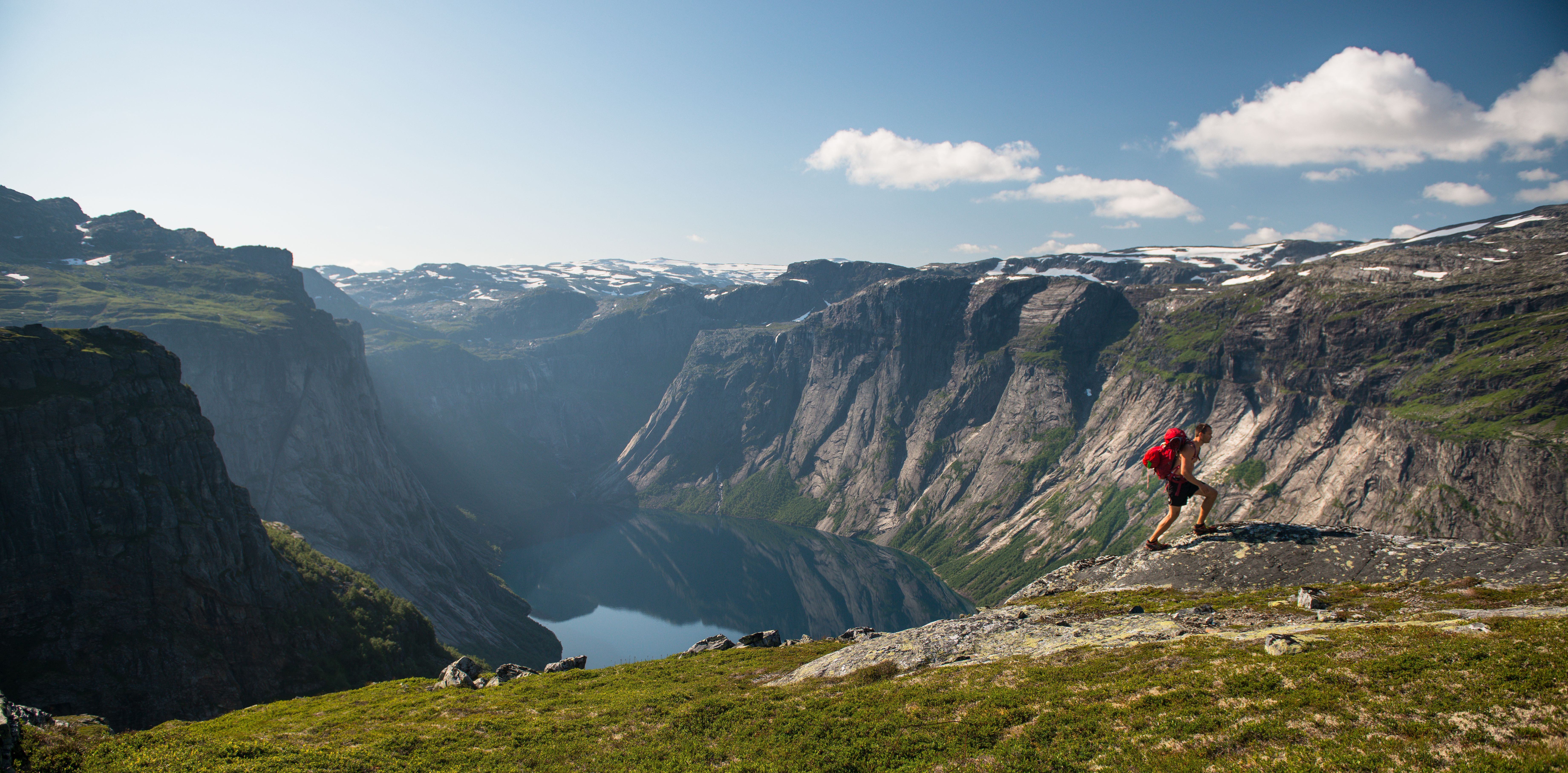 Ein eventyrleg fjelltur i det vakre landskapet rundt Trolltunga med utsikt over fjord og fjell.