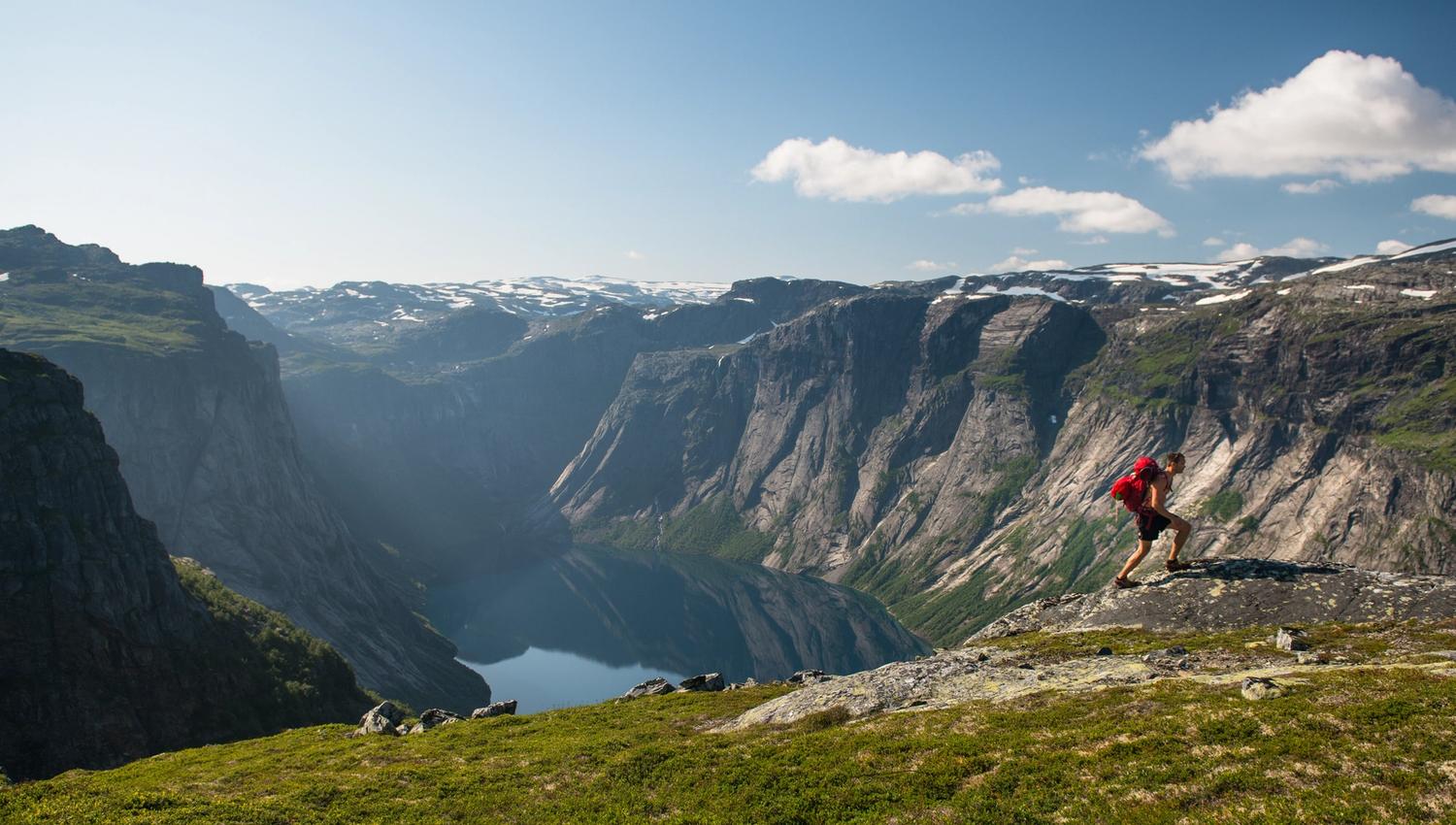 Ein eventyrleg fjelltur i det vakre landskapet rundt Trolltunga med utsikt over fjord og fjell.