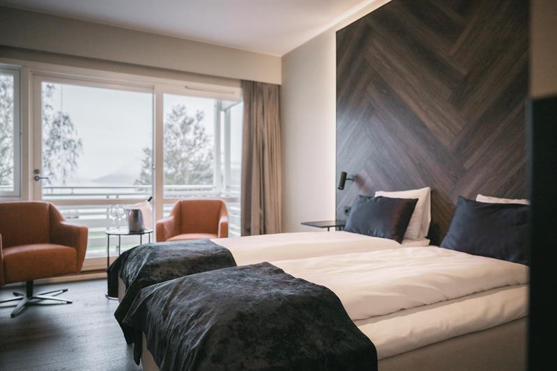 Dobbeltrom på Rosendal Fjordhotel med store vindauge og utsikt mot fjorden