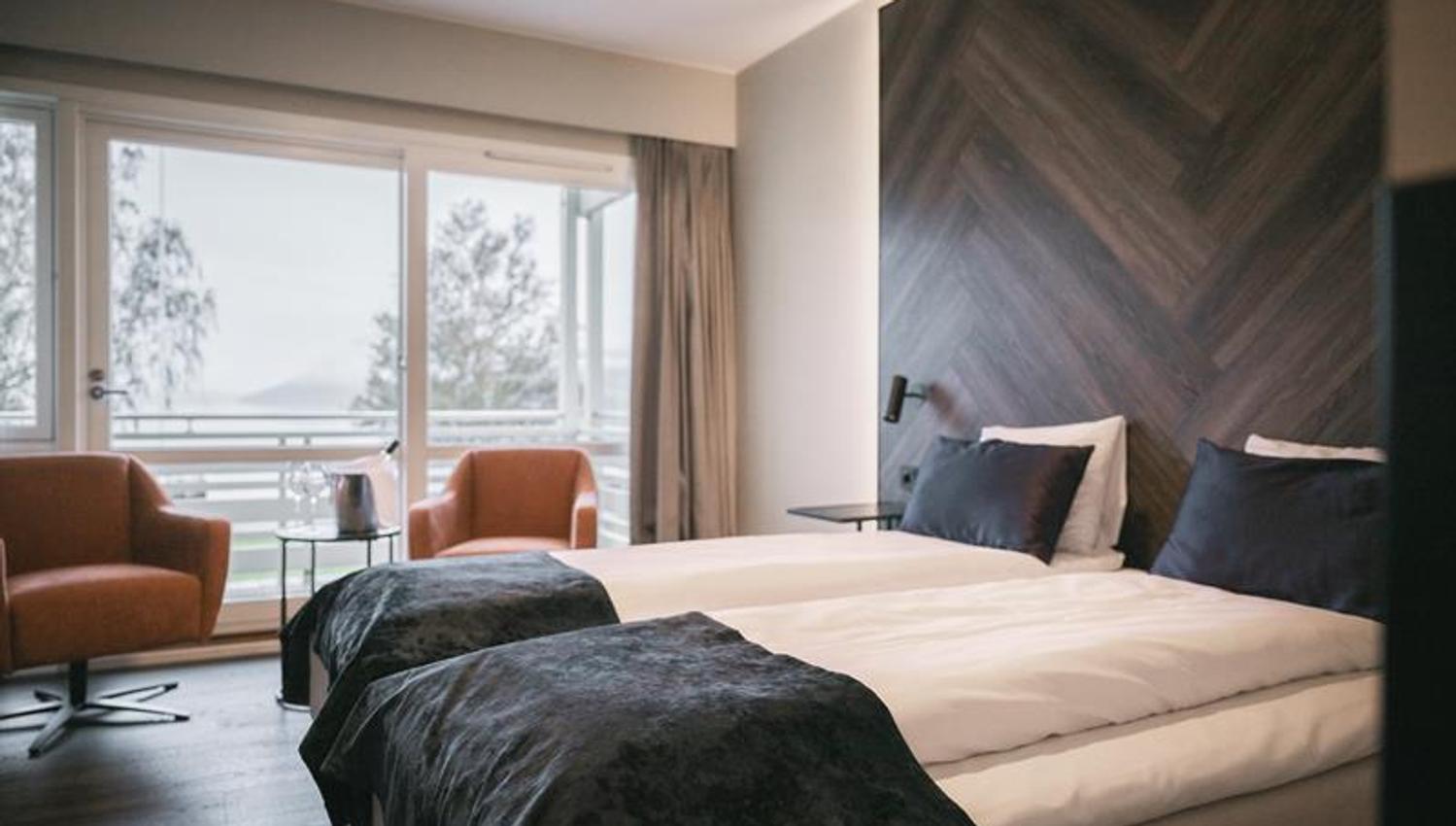 Dobbeltrom på Rosendal Fjordhotel med store vindauge og utsikt mot fjorden