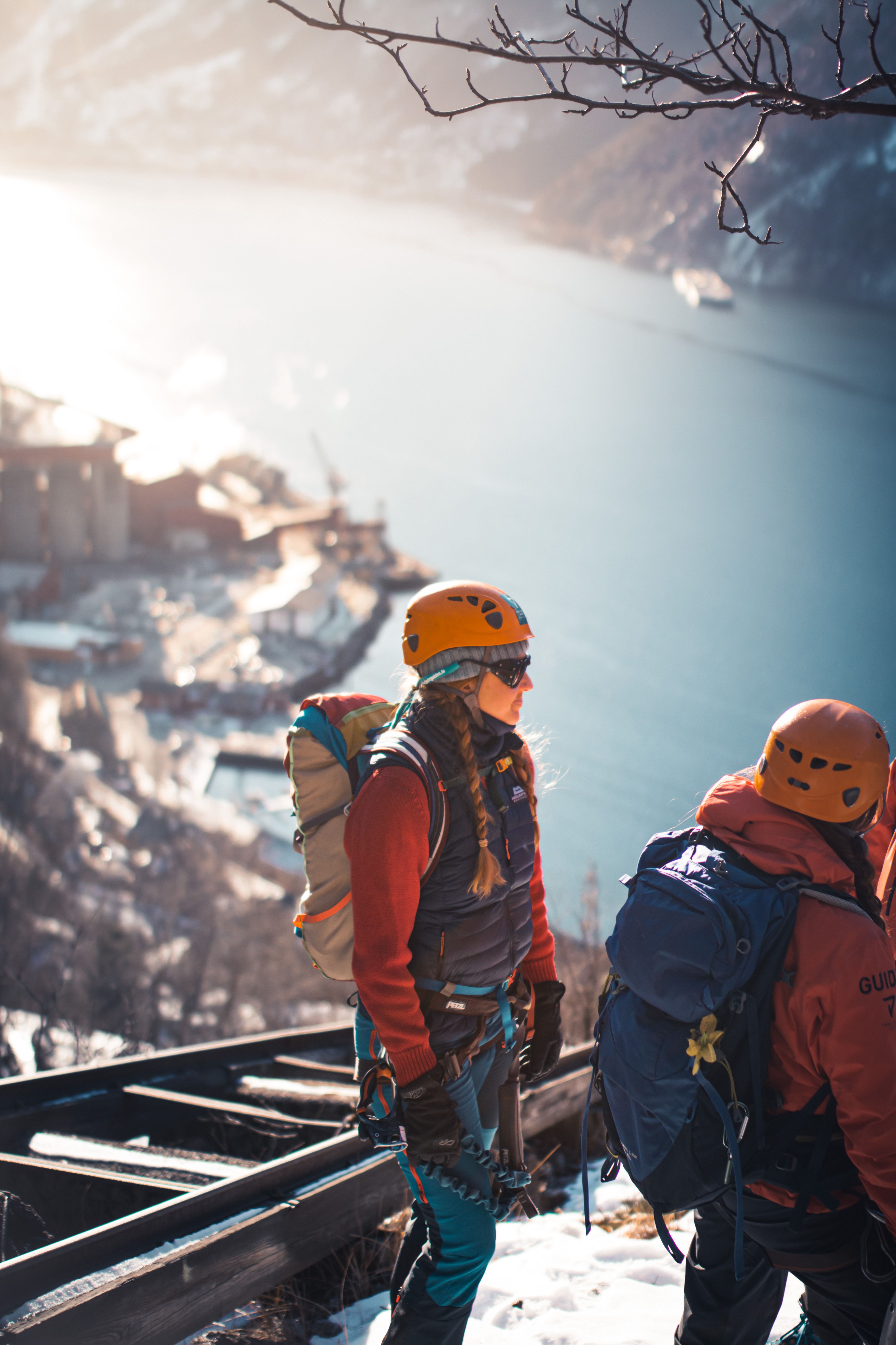 Pausepunkt på Via Ferrata Tyssedal med utsikt mot fjorden og fjella.