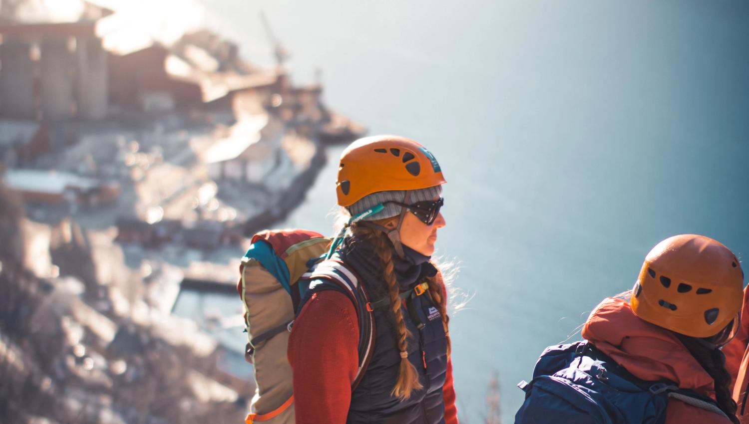 Pausepunkt på Via Ferrata Tyssedal med utsikt mot fjorden og fjella.