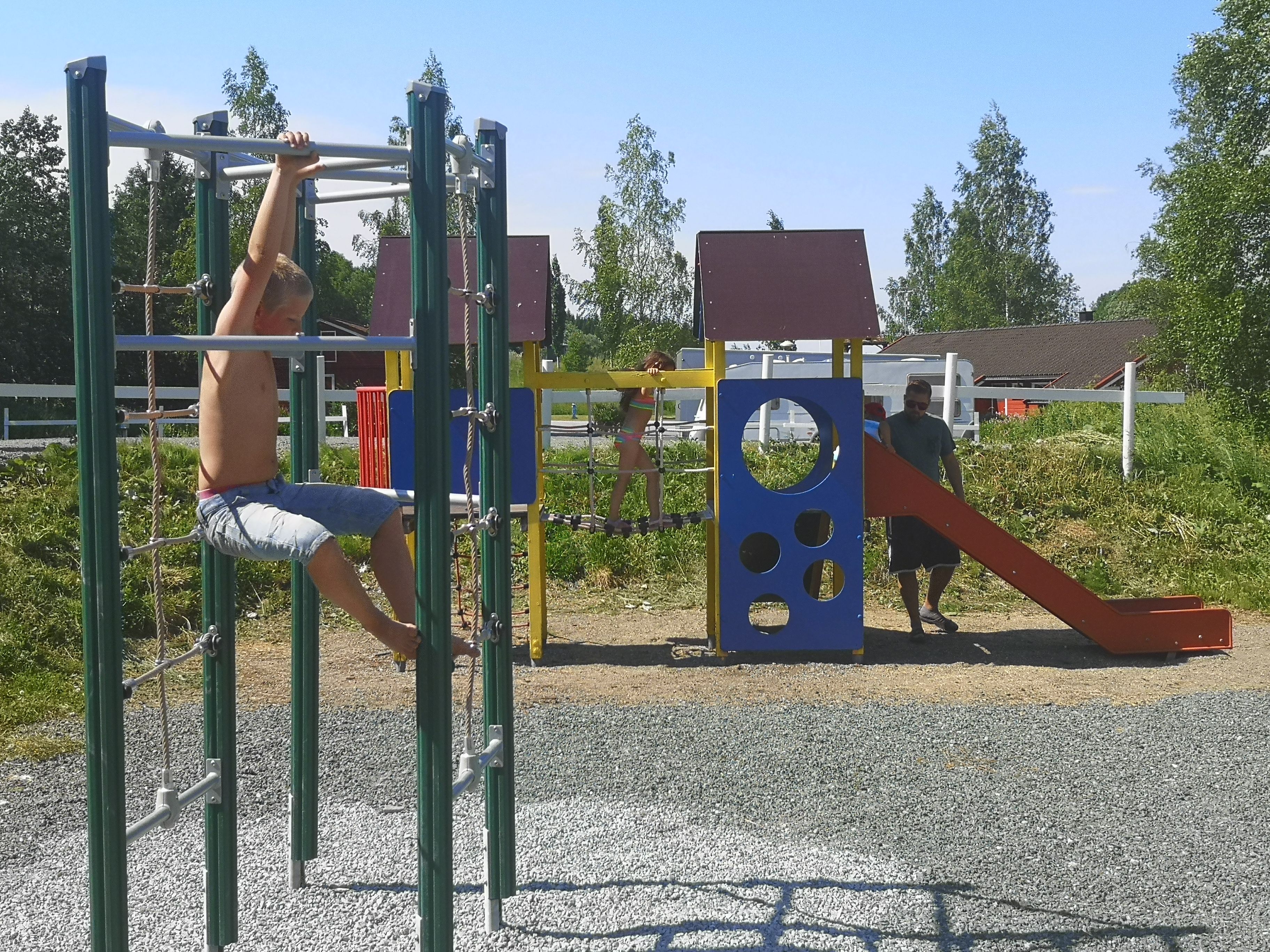 Lekestativ og lekeplass ved Langnes Camping i Grong.