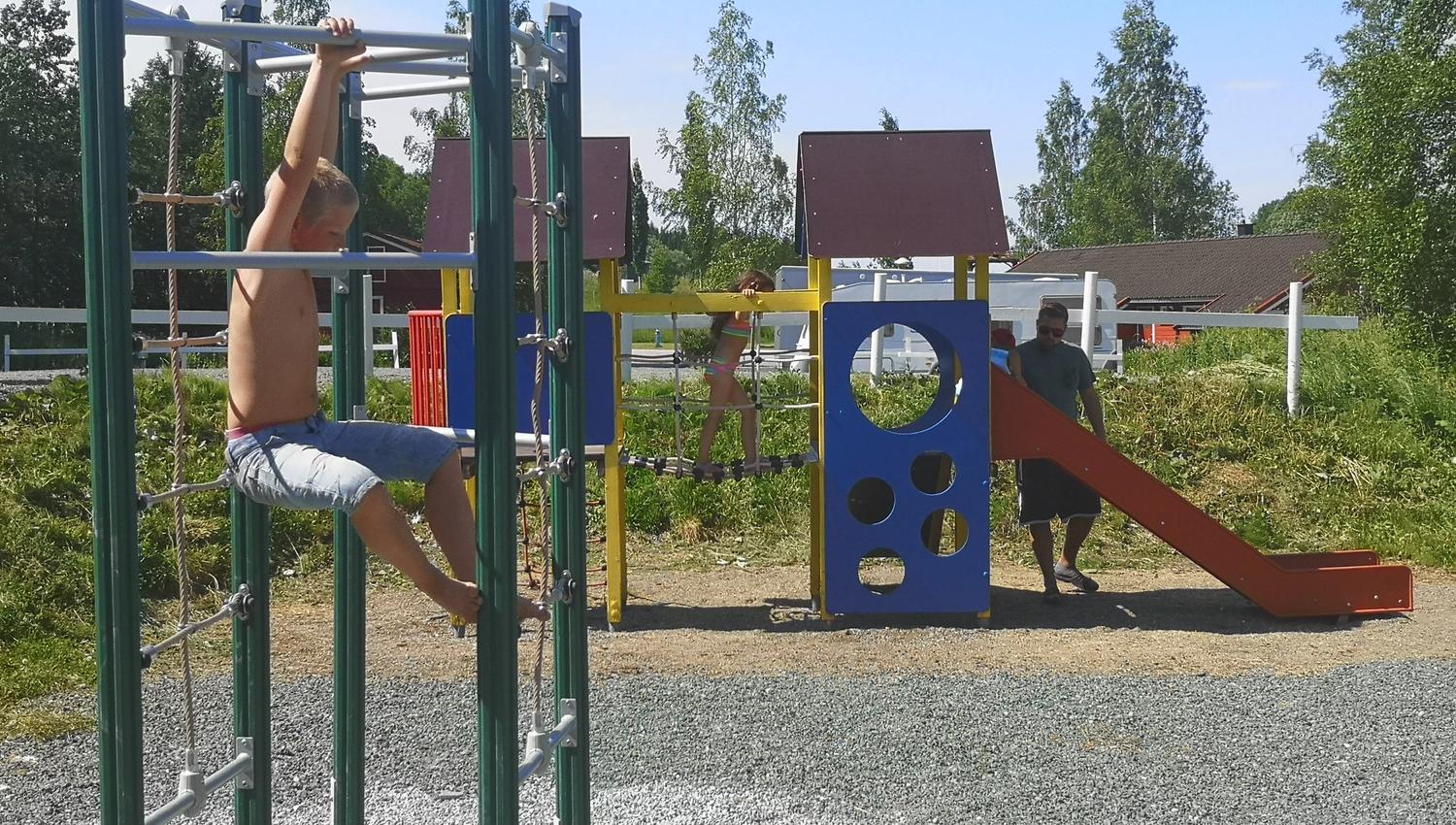Lekestativ og lekeplass ved Langnes Camping i Grong.