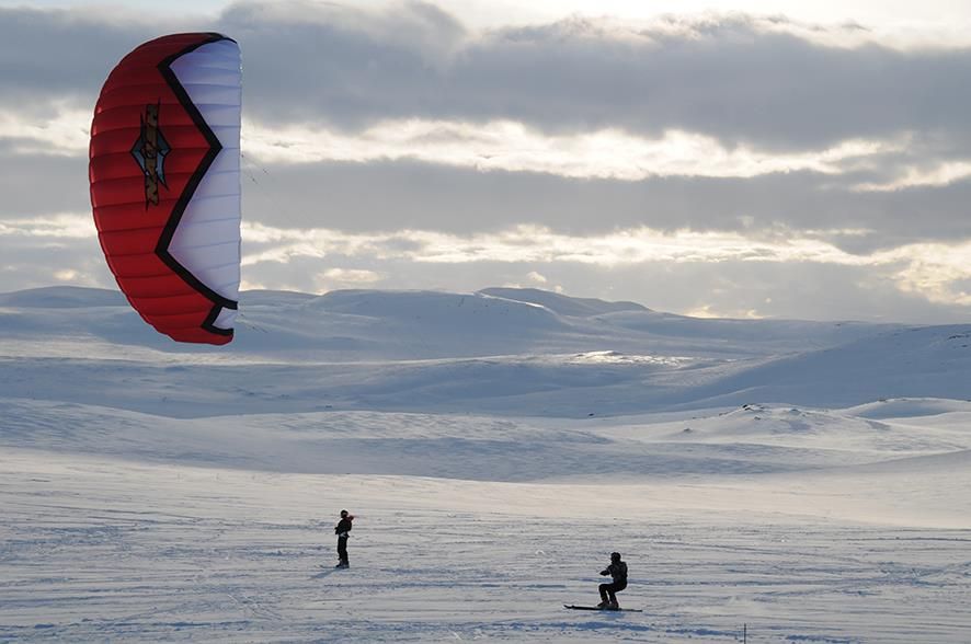 En skikiter med rød og hvit kite.