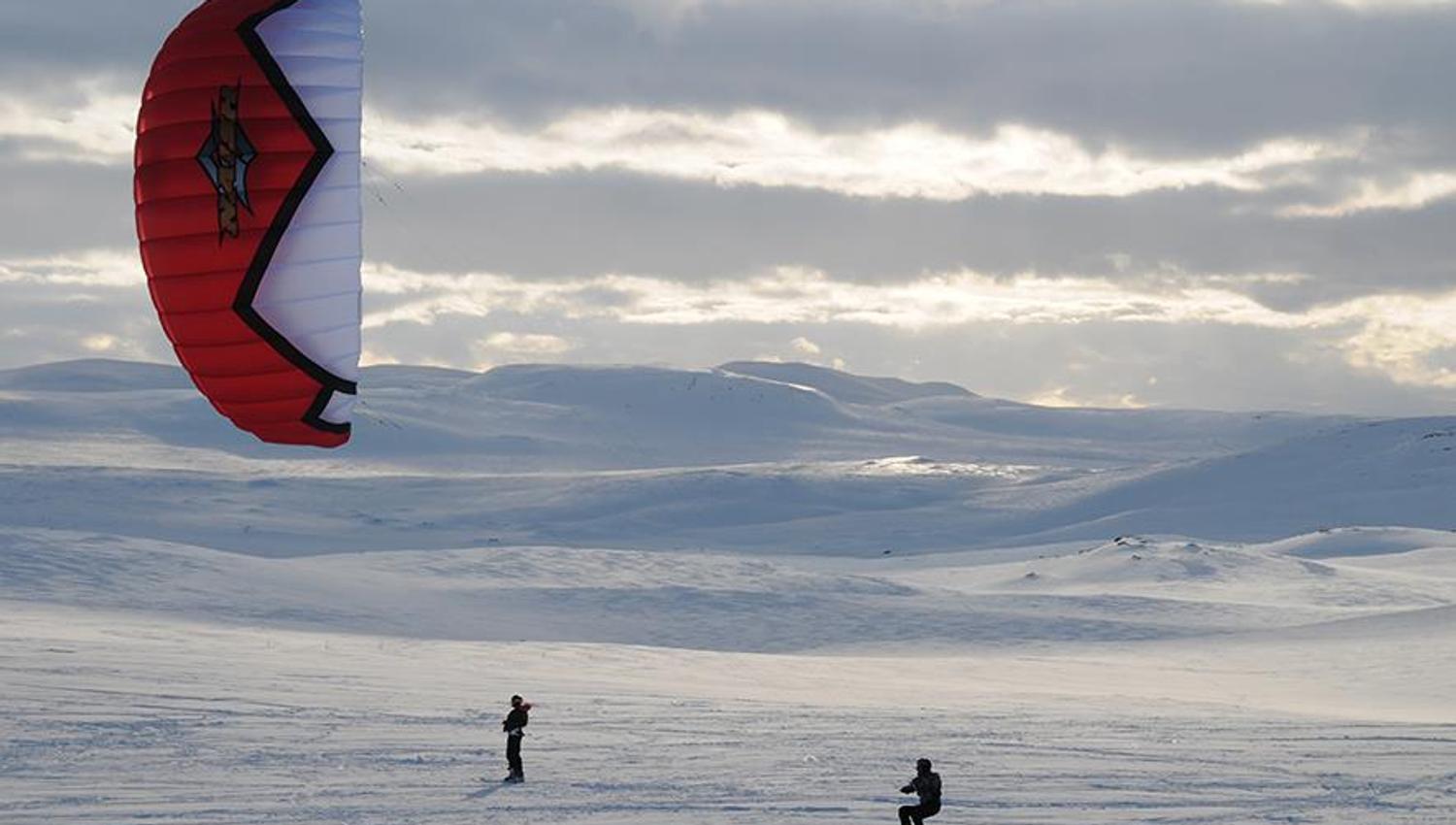 En skikiter med rød og hvit kite.