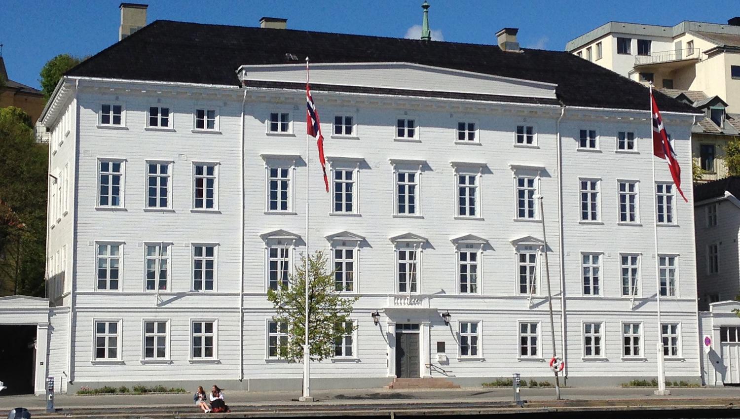 Arendal gamle rådhus sett fra sjøen. Norges høyeste og nest største bygning i empirestil. Bygget i perioden 1812-1815. Hvitt trebygg i 4 etasjer.