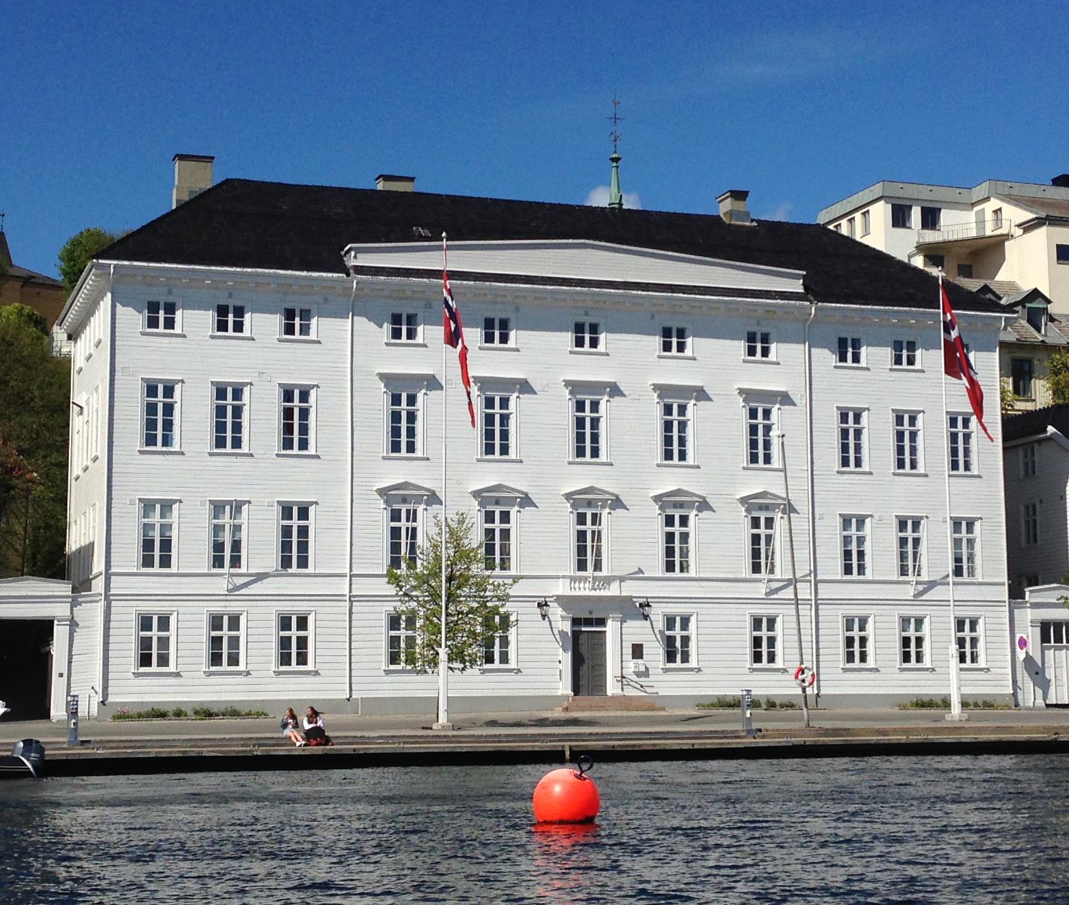 Arendal gamle rådhus sett fra sjøen. Norges høyeste og nest største bygning i empirestil. Bygget i perioden 1812-1815. Hvitt trebygg i 4 etasjer.
