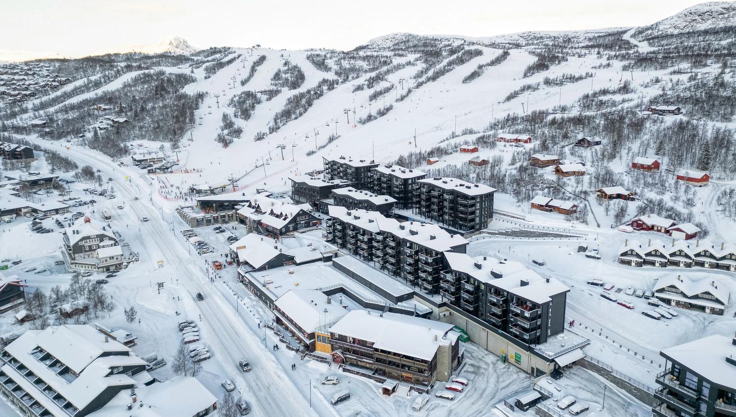 Dronefoto Riddertunet med alpinsenter bak.