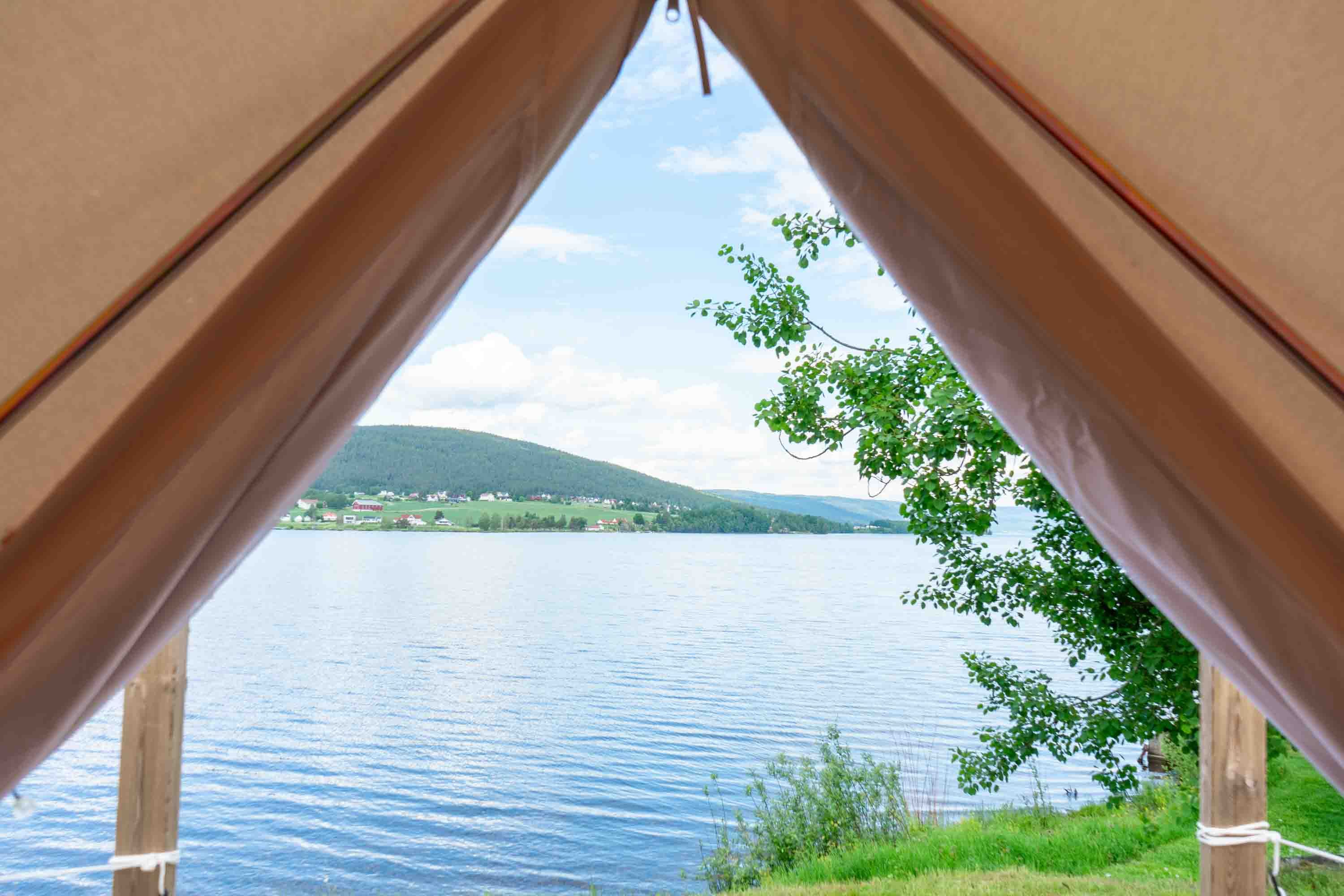 Bilde fra teltåpningen - Glamping på Thorbjørnrud Hotell