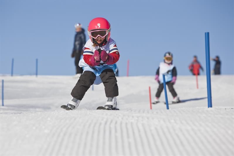 barn i skiskolen