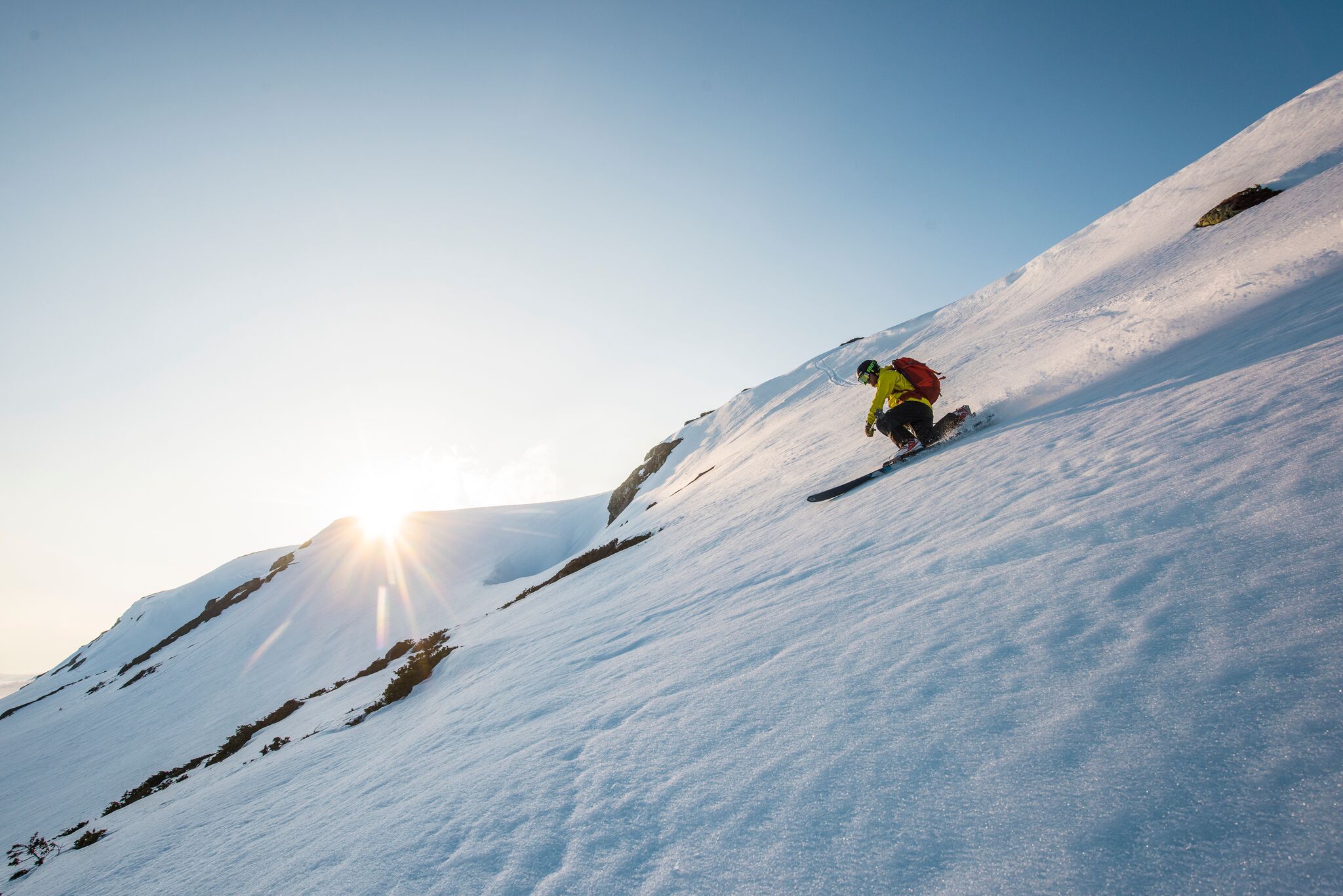 Mann kjører Telemark ned bakken på Haukelifjell skisenter