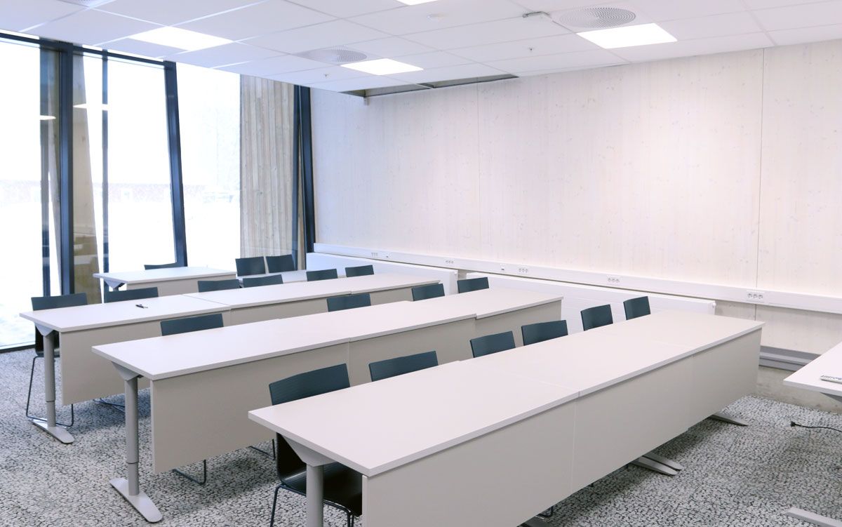 Møterom med bord og stoler