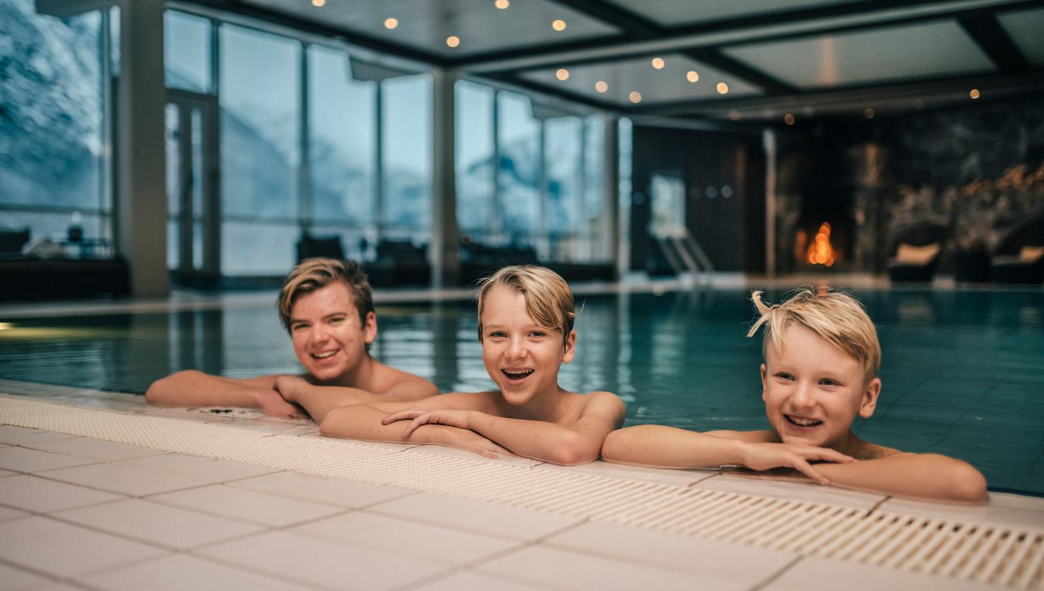 Gøy i bassenget
