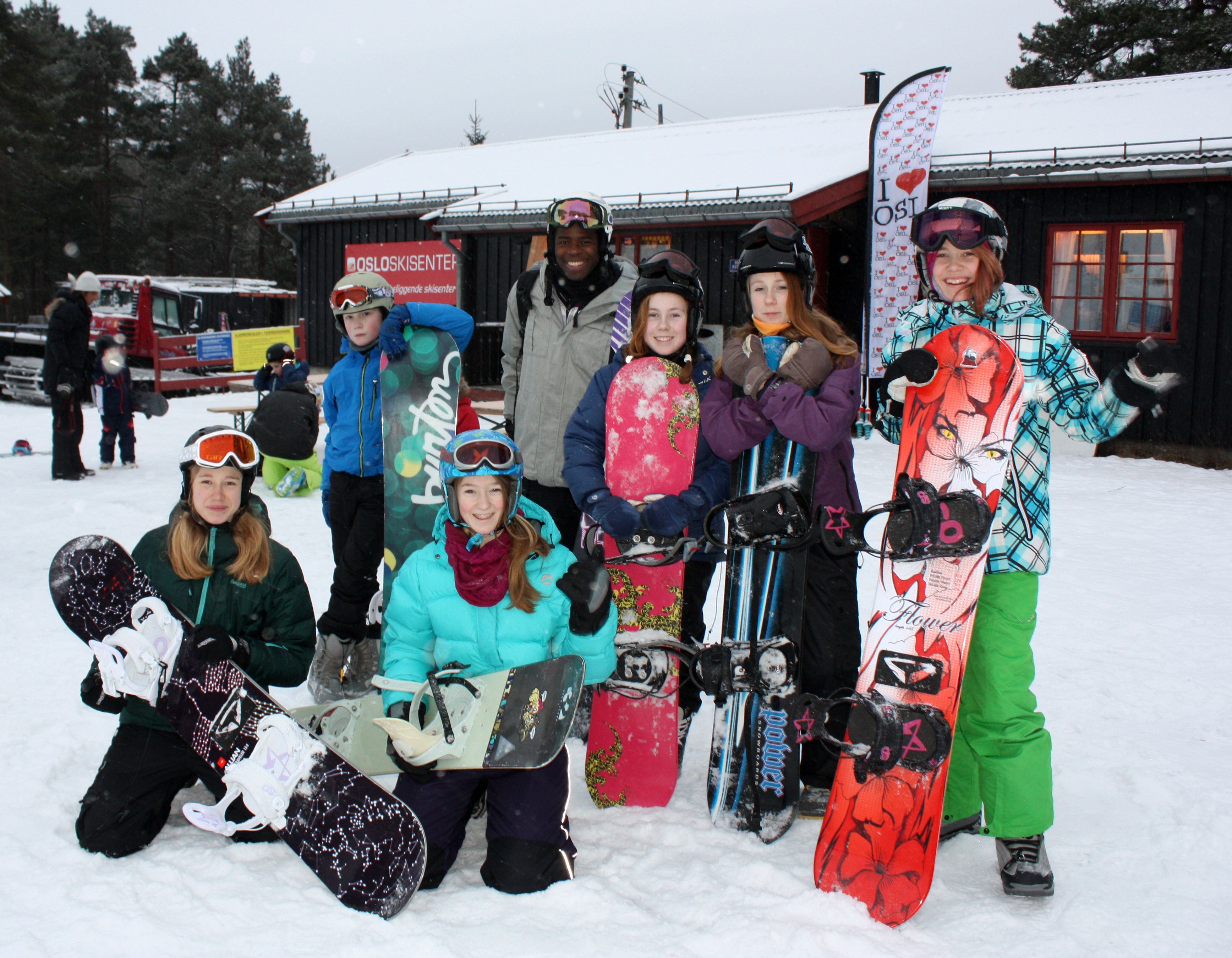 en gruppe snowboardere