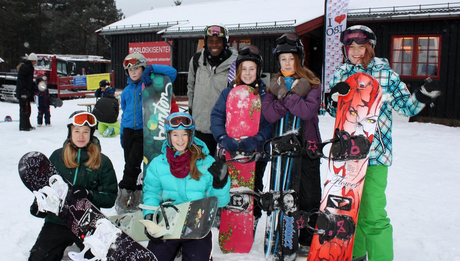 en gruppe snowboardere