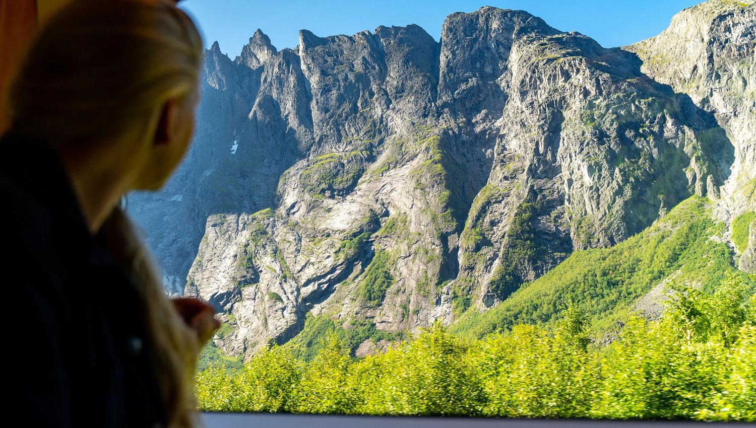 Ha kameraet klart, toget vil setter ned farten ved de viktigste landemerkene»