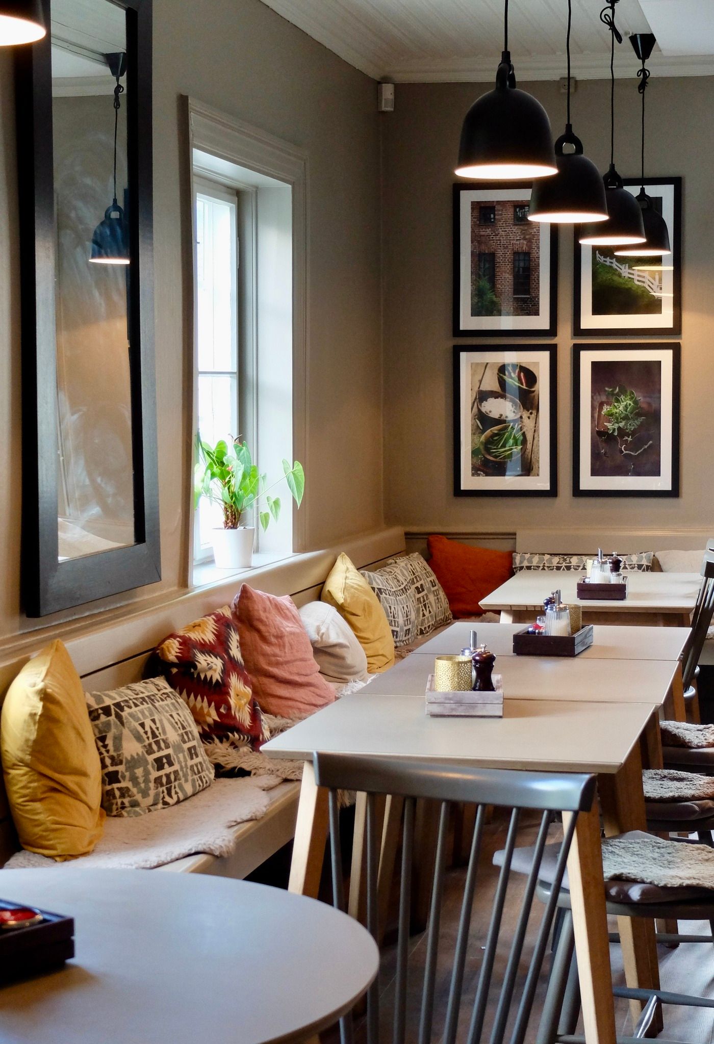 Bord og benk med puter i restaurant