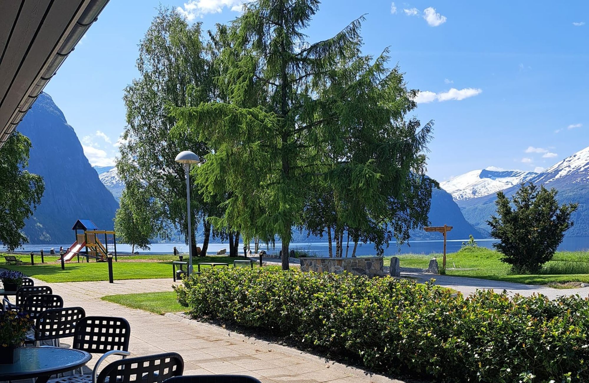 Uteservering med utsikt hos Lupinen på Muritunet Kafe.