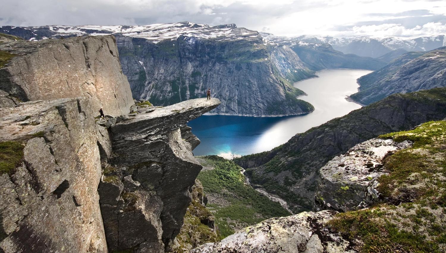 Ein einsleg turgåar nyt den spektakulære utsikta frå Trolltunga, eit høgdepunkt for naturopplevingar i Noreg.