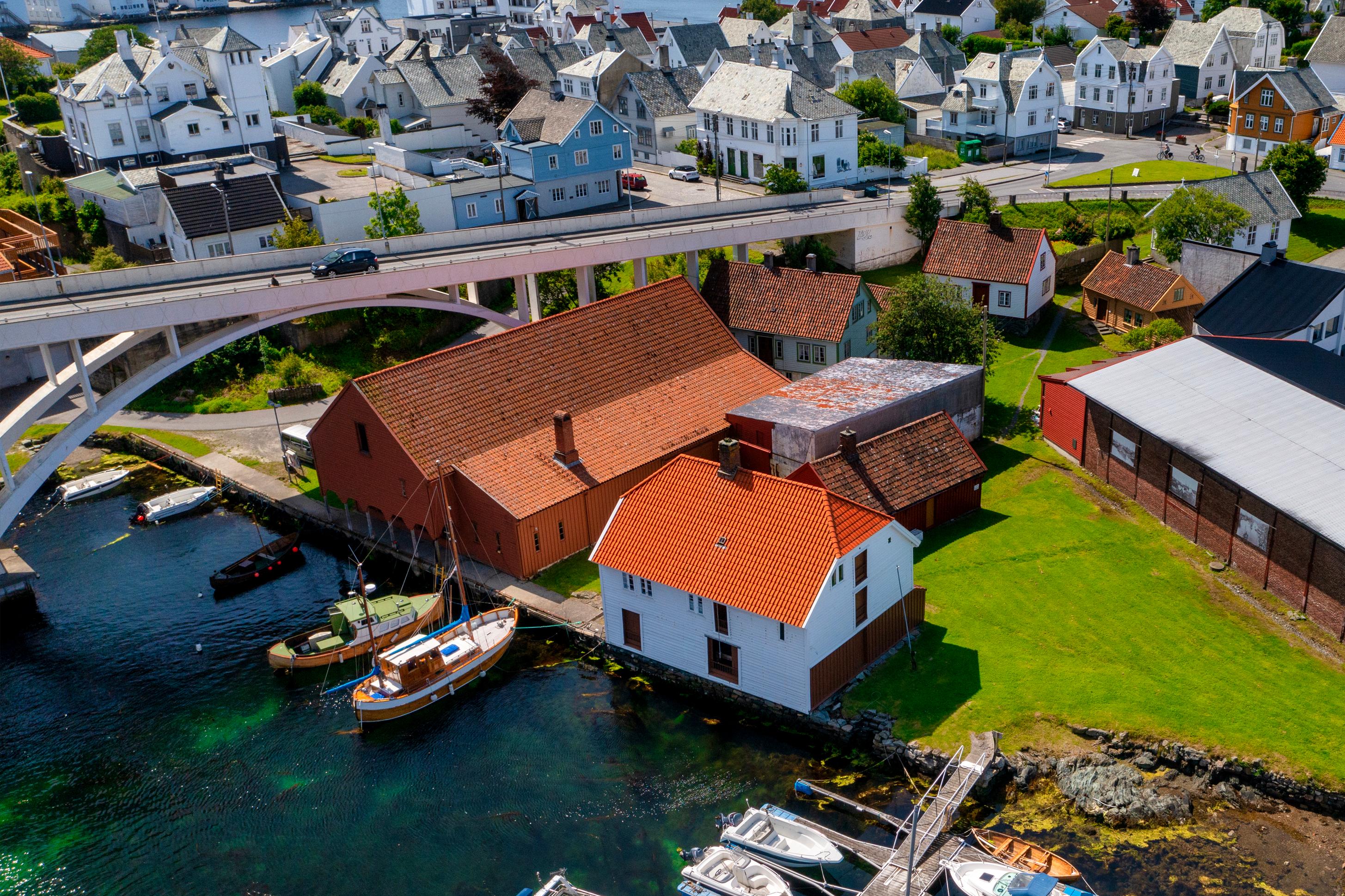 Hire a rowing boat in Haugesund near Dokken Museum