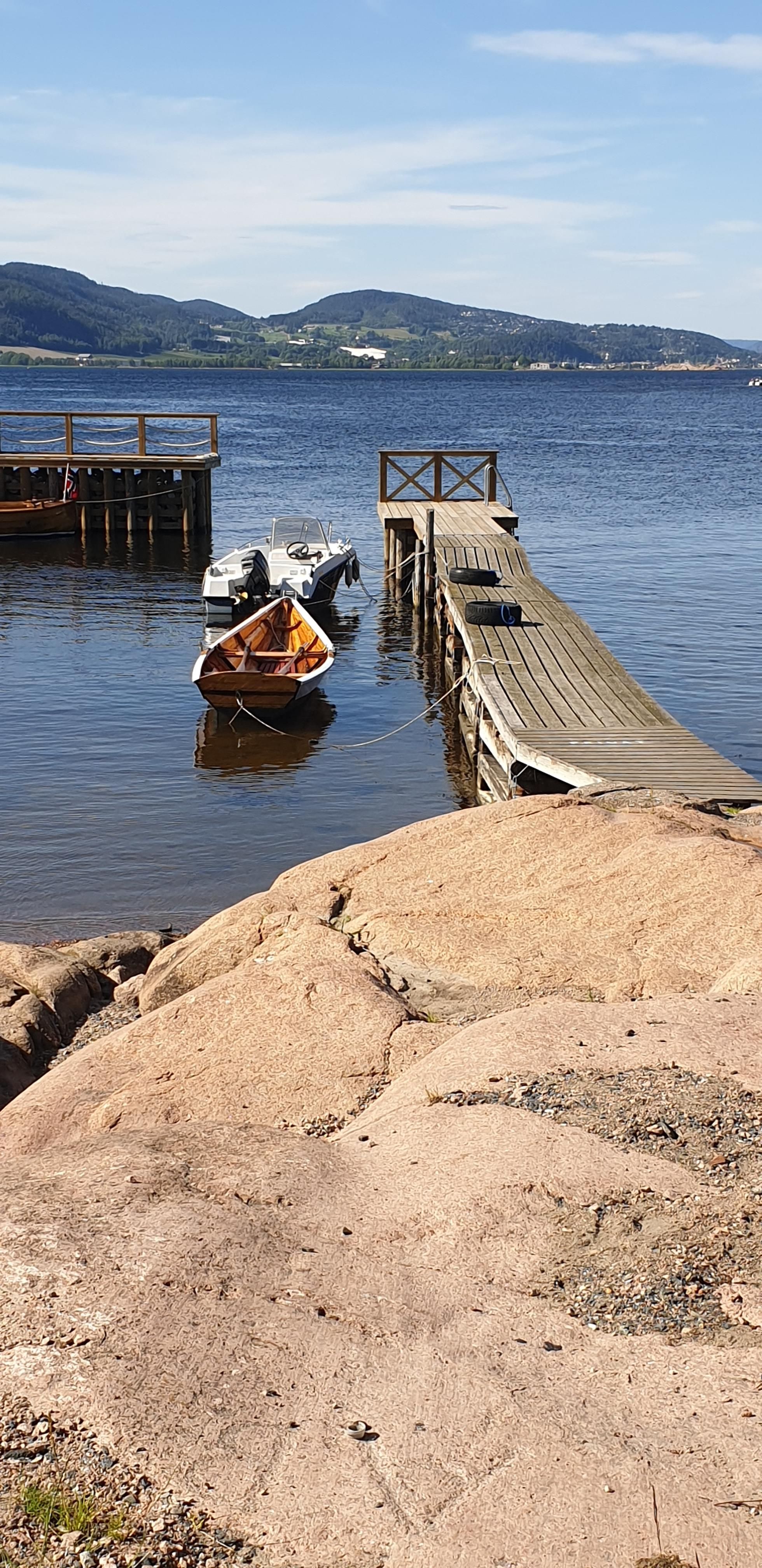 Svaberg og brygge