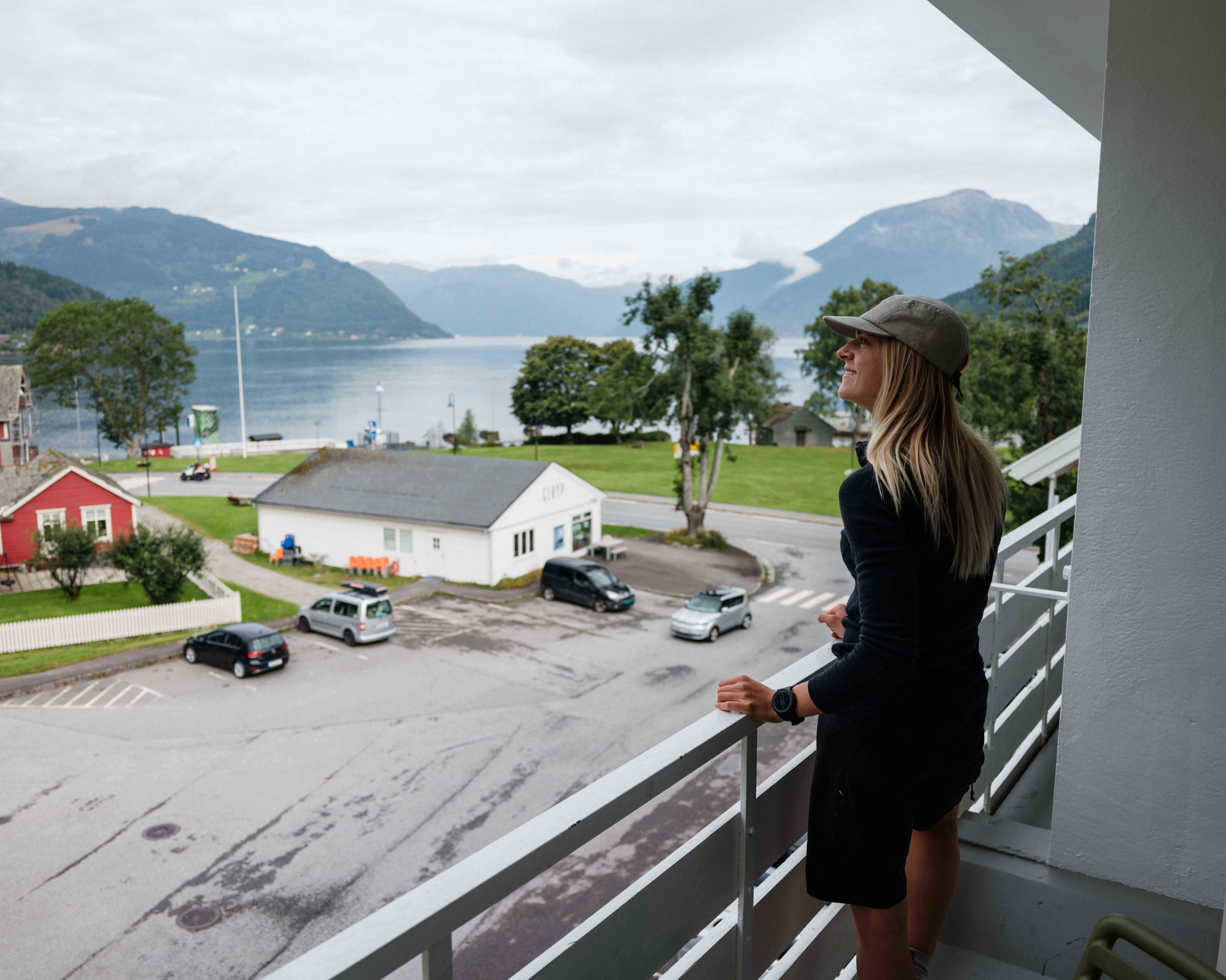 Panoramautsikt frå hotellet mot Hardangerfjorden og dei omkringliggjande fjella.
