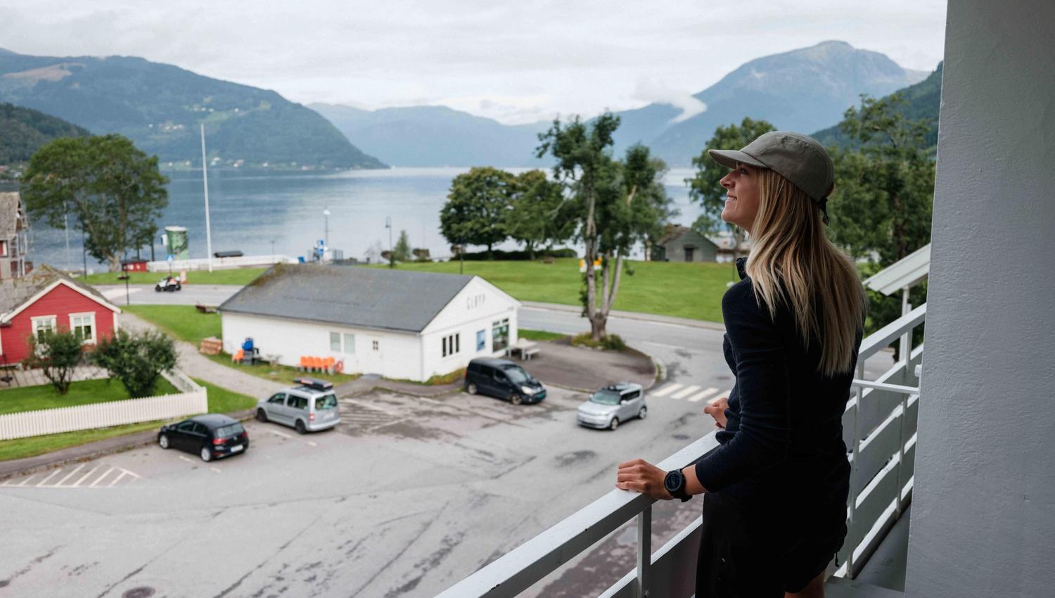 Panoramautsikt frå hotellet mot Hardangerfjorden og dei omkringliggjande fjella.