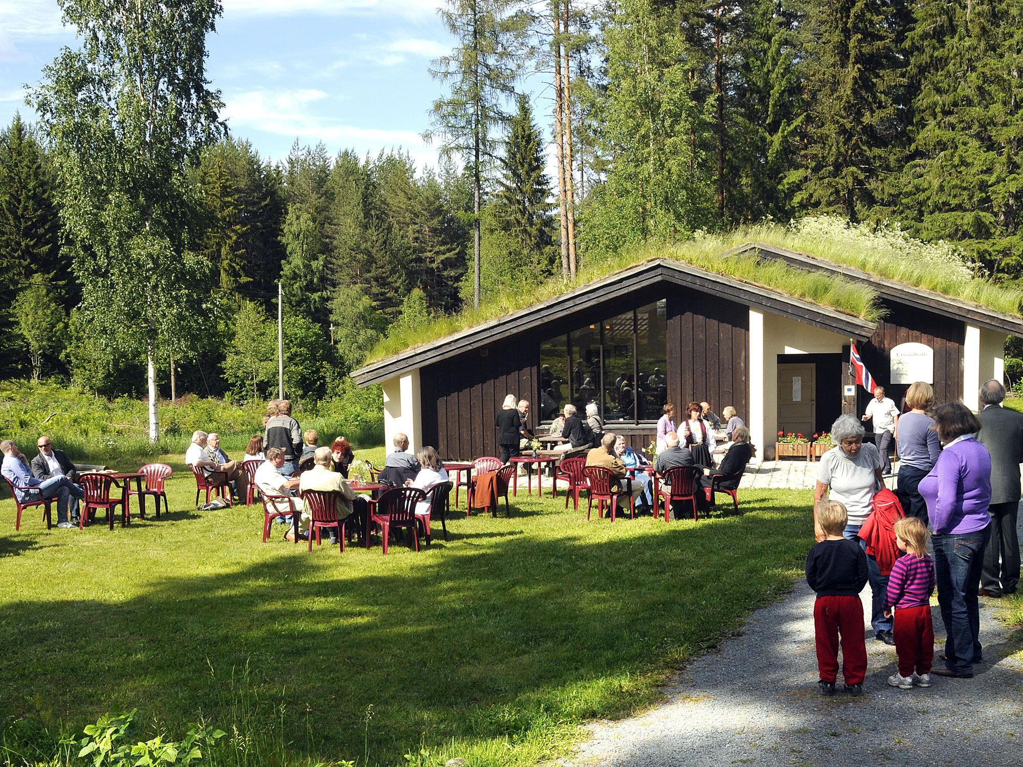 Folksomt foran Utsondhalli, utstillingsbygget, Kviteseid bygdetun, Vest-Telemark museum.