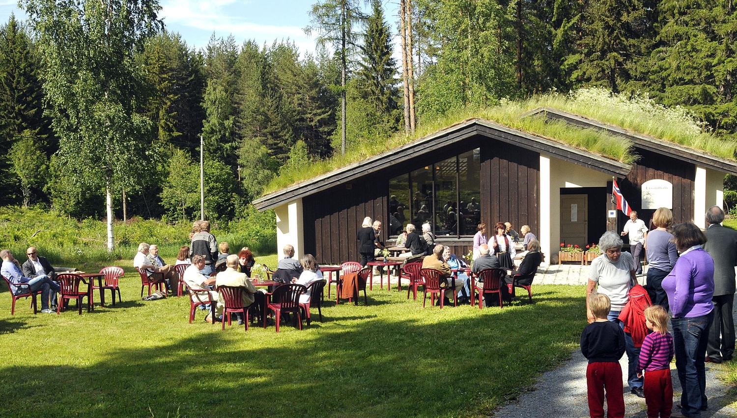 Folksomt foran Utsondhalli, utstillingsbygget, Kviteseid bygdetun, Vest-Telemark museum.