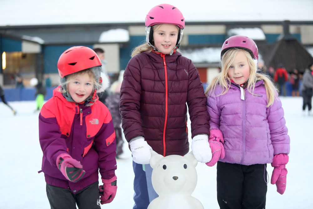 3 jenter på skøytebanen i Skien fritidspark