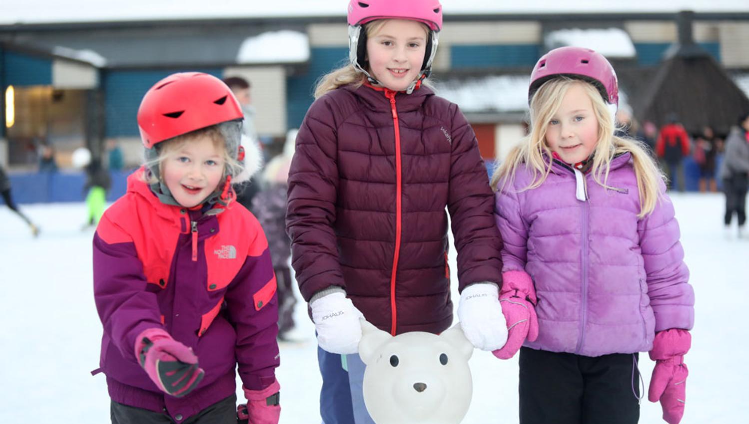 3 jenter på skøytebanen i Skien fritidspark