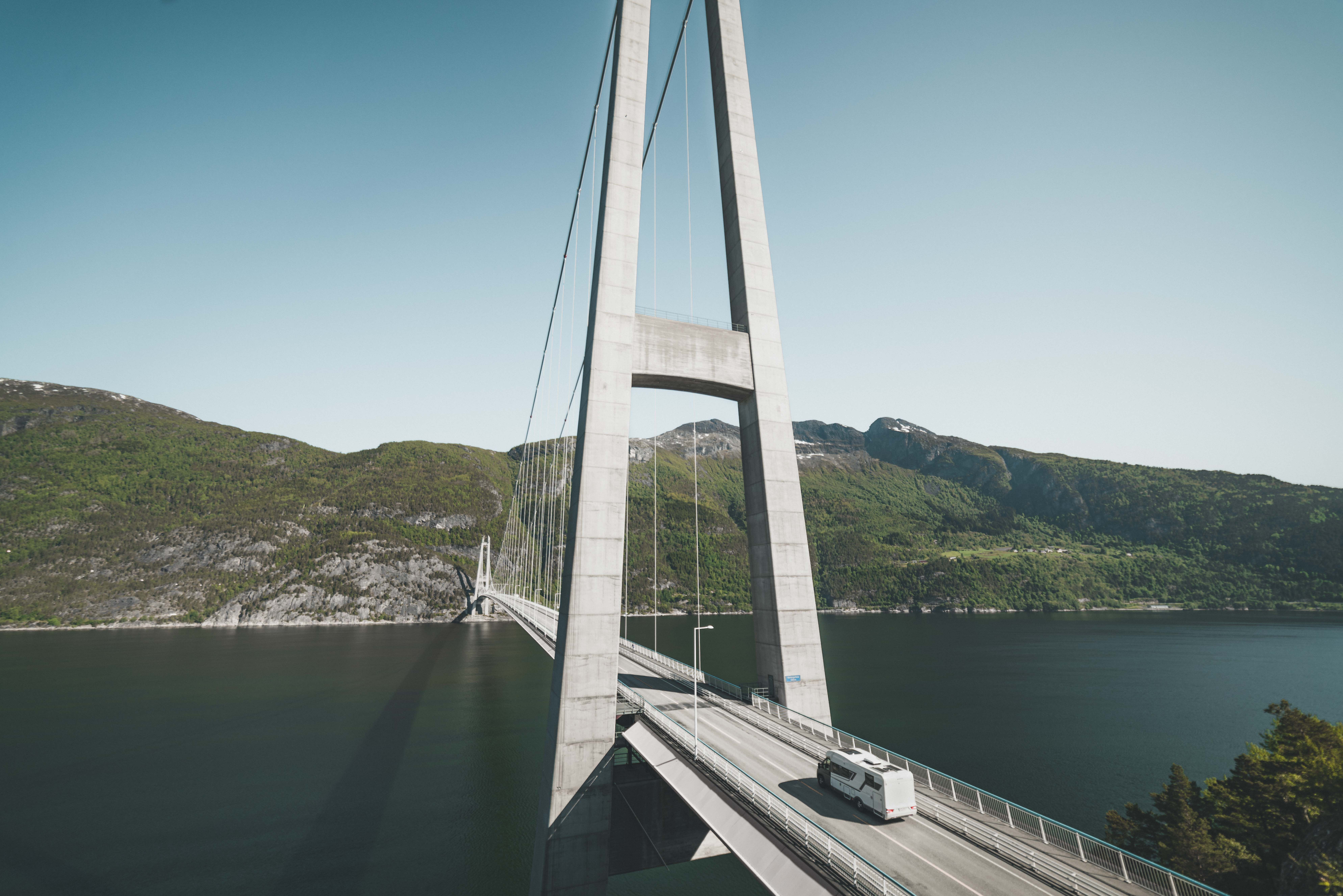 Bilde av en bobil som kjører over brua.