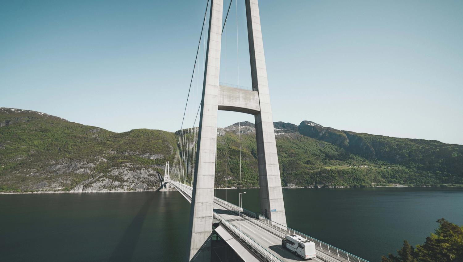 Bilde av en bobil som kjører over brua.