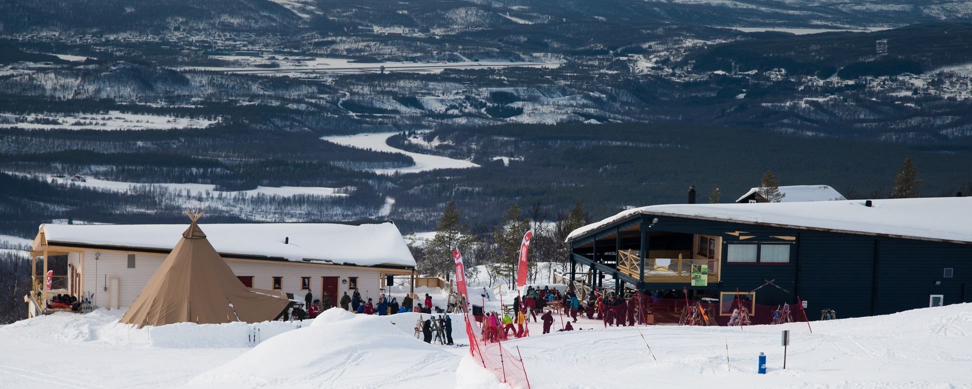 Utsikt over Målselv Fjellandsby og fjellene i bakgrunnen