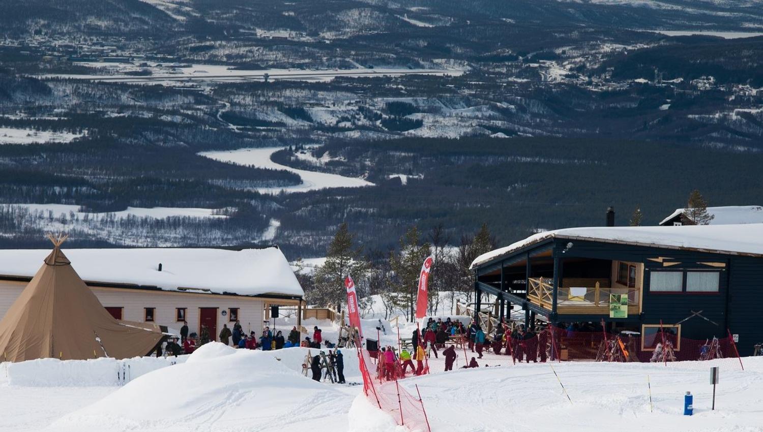 Utsikt over Målselv Fjellandsby og fjellene i bakgrunnen