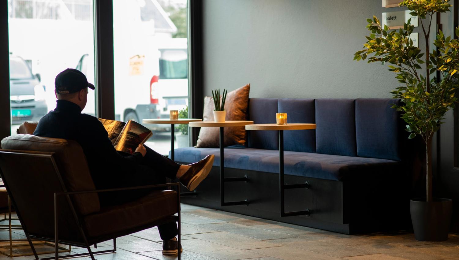 Avslapning i hotellobbyen