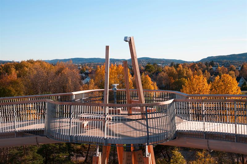 stovnertårnet med skogen i høstfarger bak