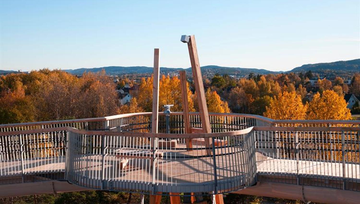 stovnertårnet med skogen i høstfarger bak