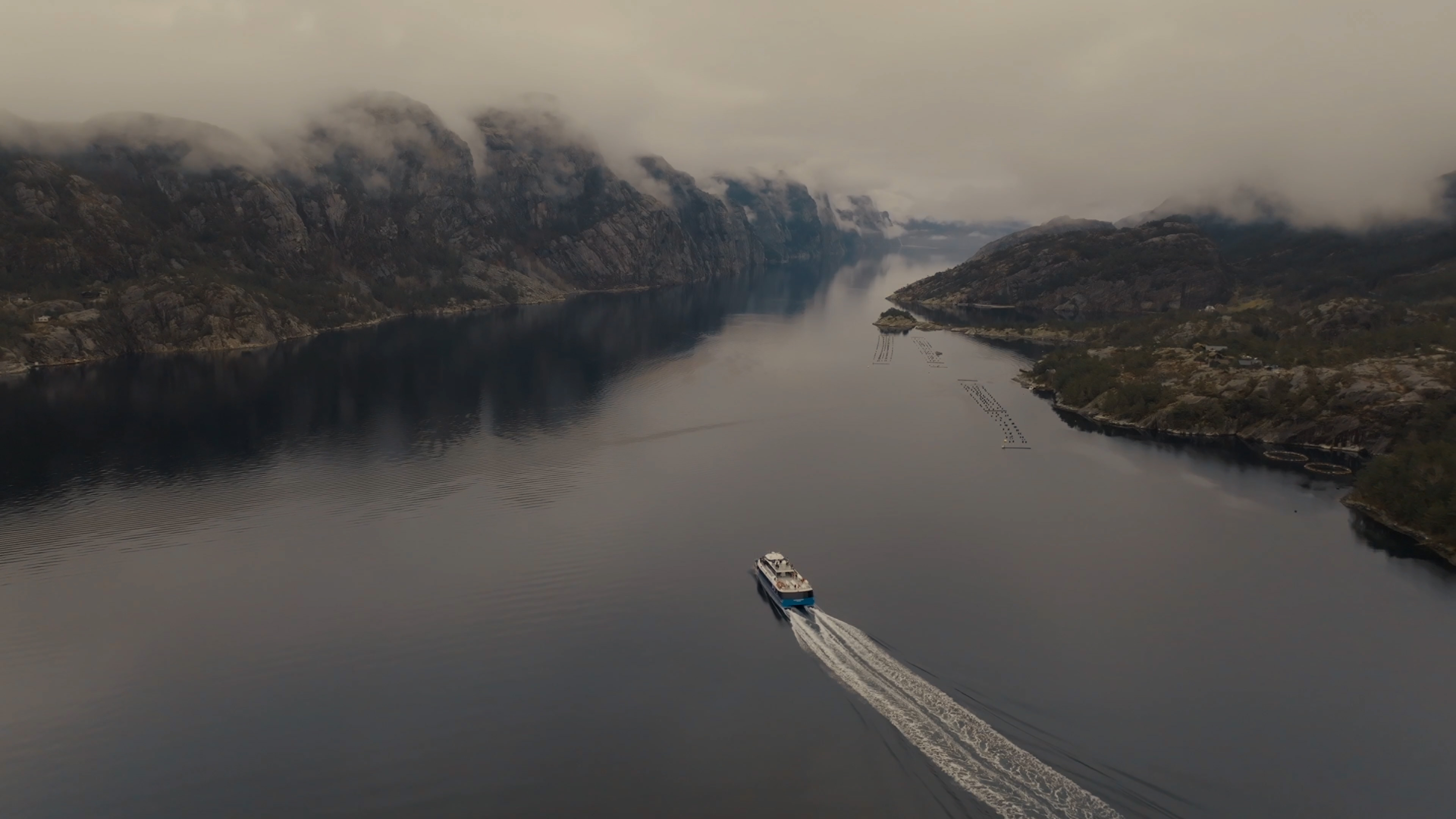 Rødnes båt går inn i fjorden