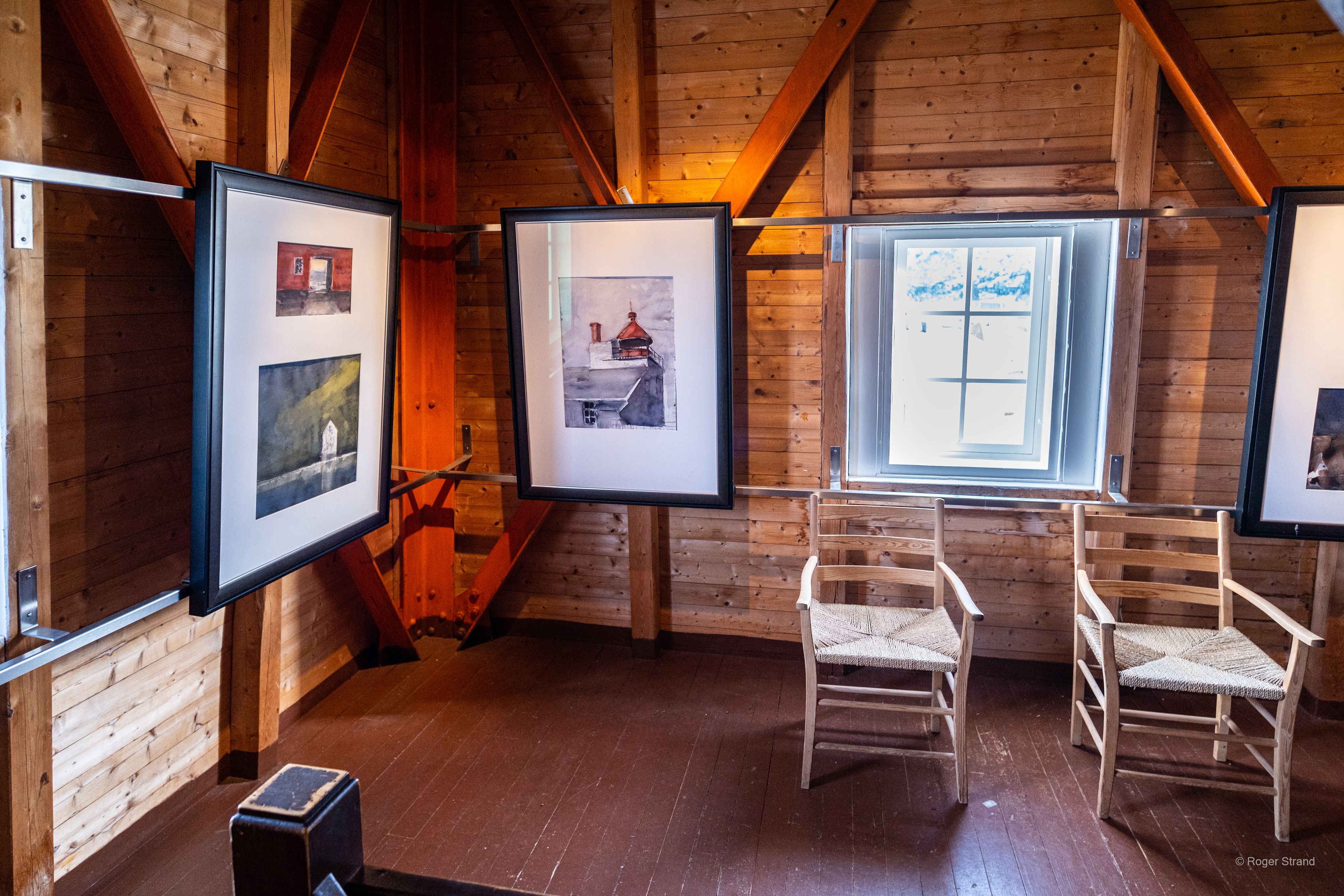 Utstilling av Ørnulf Opdahl i tårnet på Alnes fyr