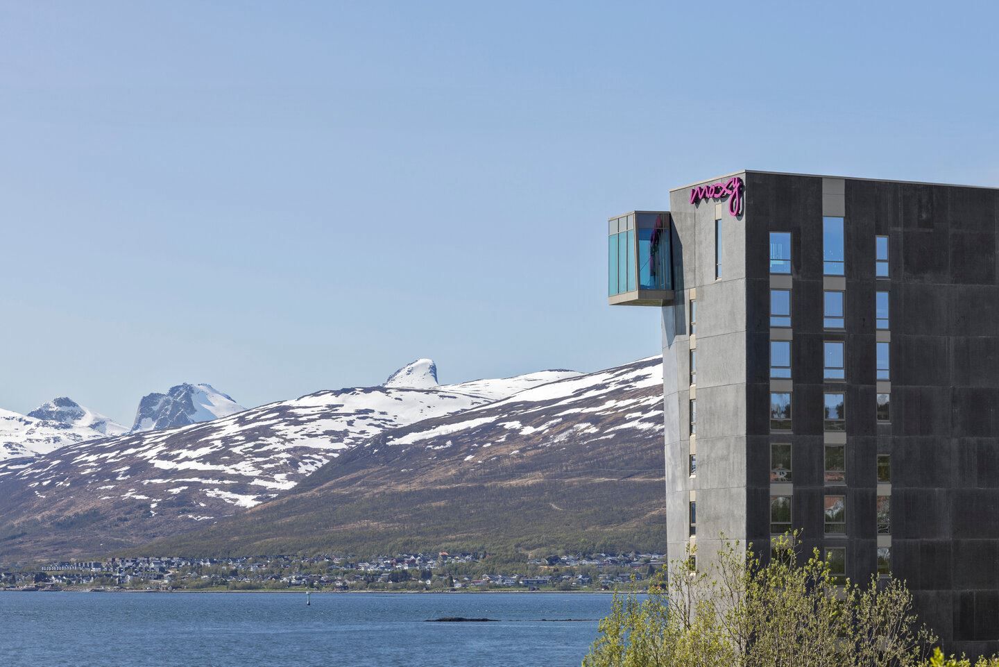 Moxy hotel Tromsø from the outside. Views of Kvaløya in the background.