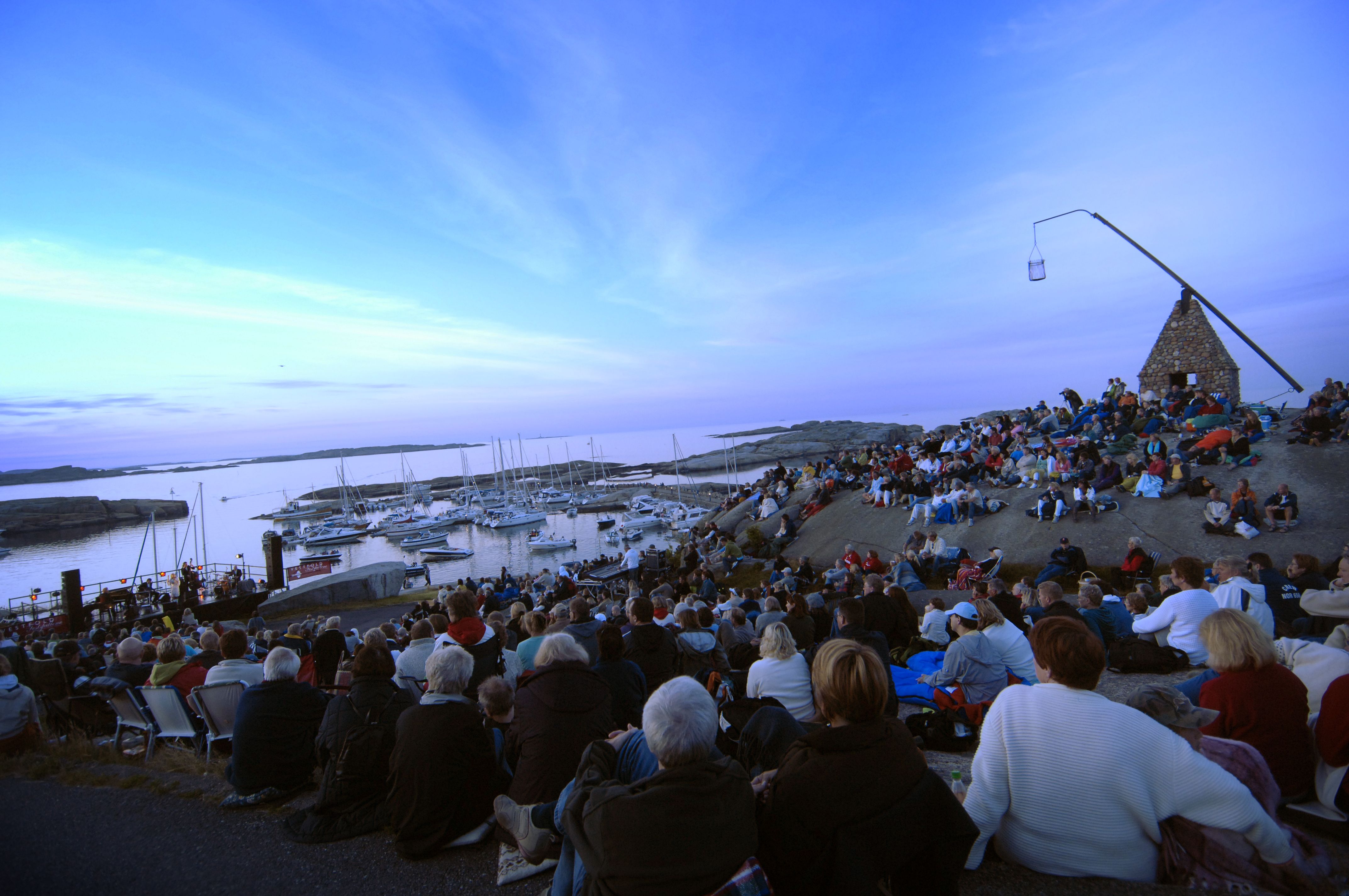 Many people sit at Verdens Ende in the evening