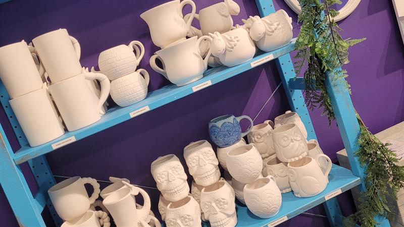 Et bredt utvalg av keramikkgjenstander som venter på å bli dekorert
