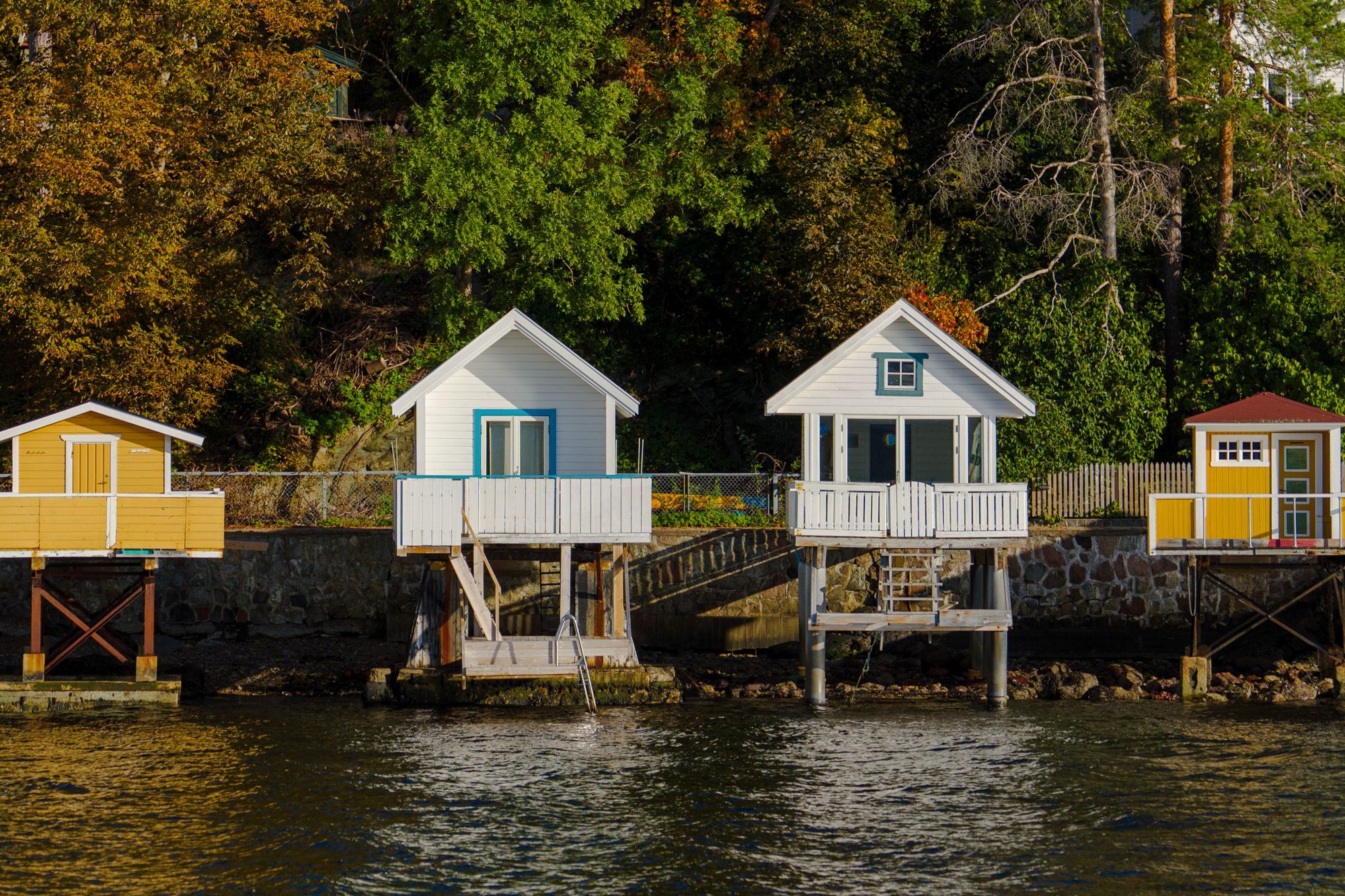 Small bathing huts by the fjord