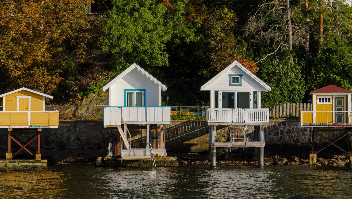 Small bathing huts by the fjord