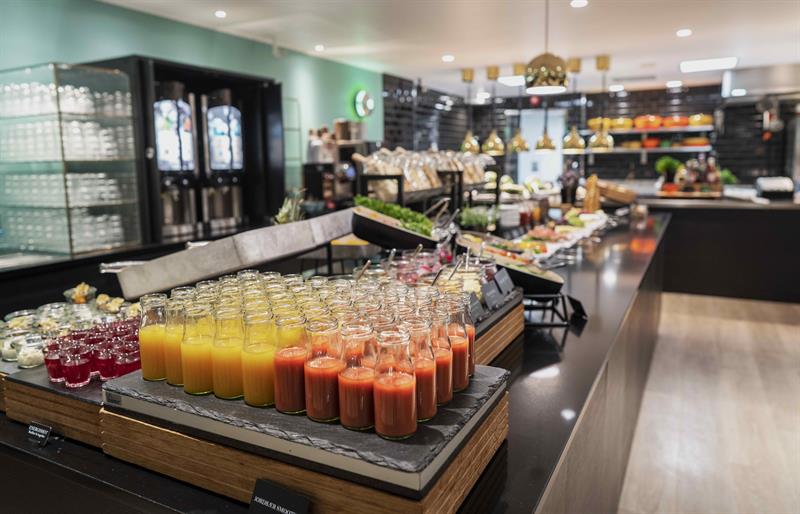 frokost buffet med juice i front