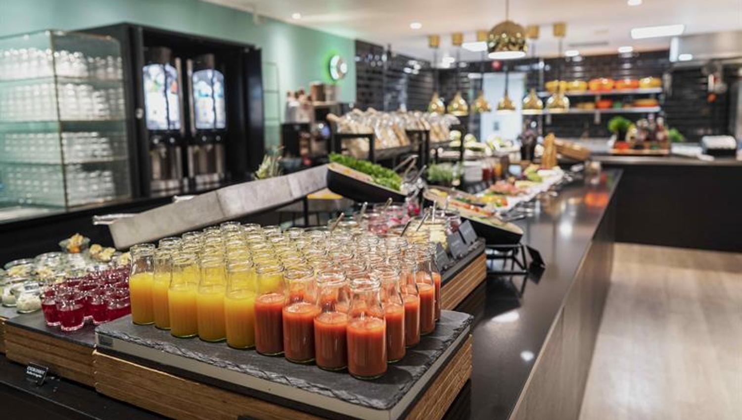 frokost buffet med juice i front