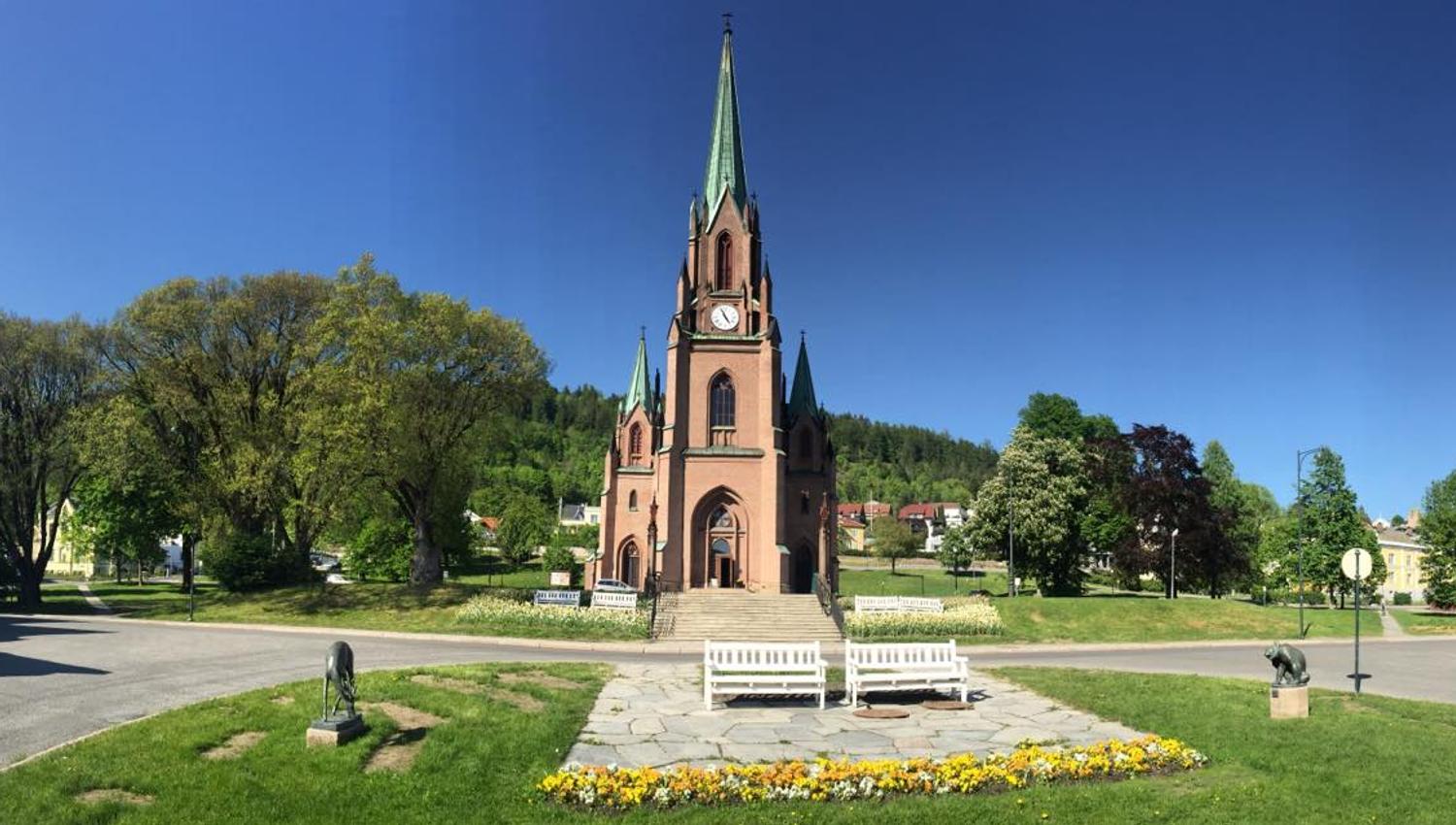 Bragernes kirke i sommersol