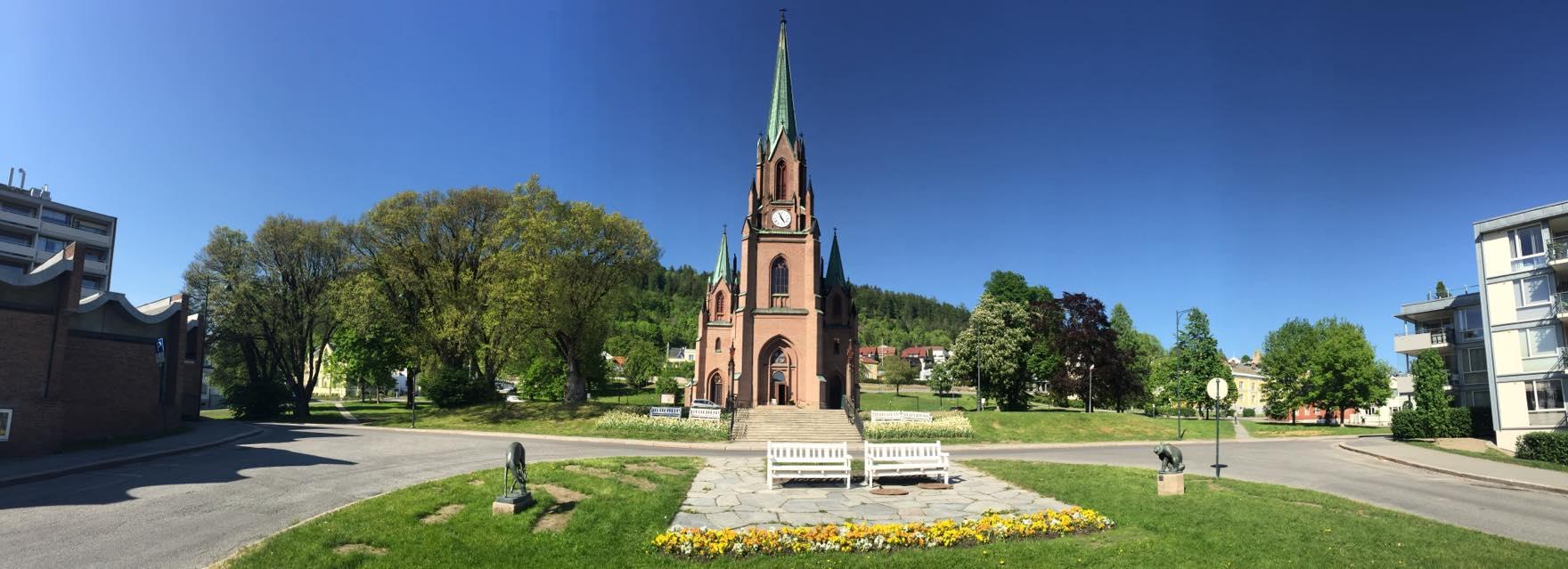 Bragernes kirke i sommersol